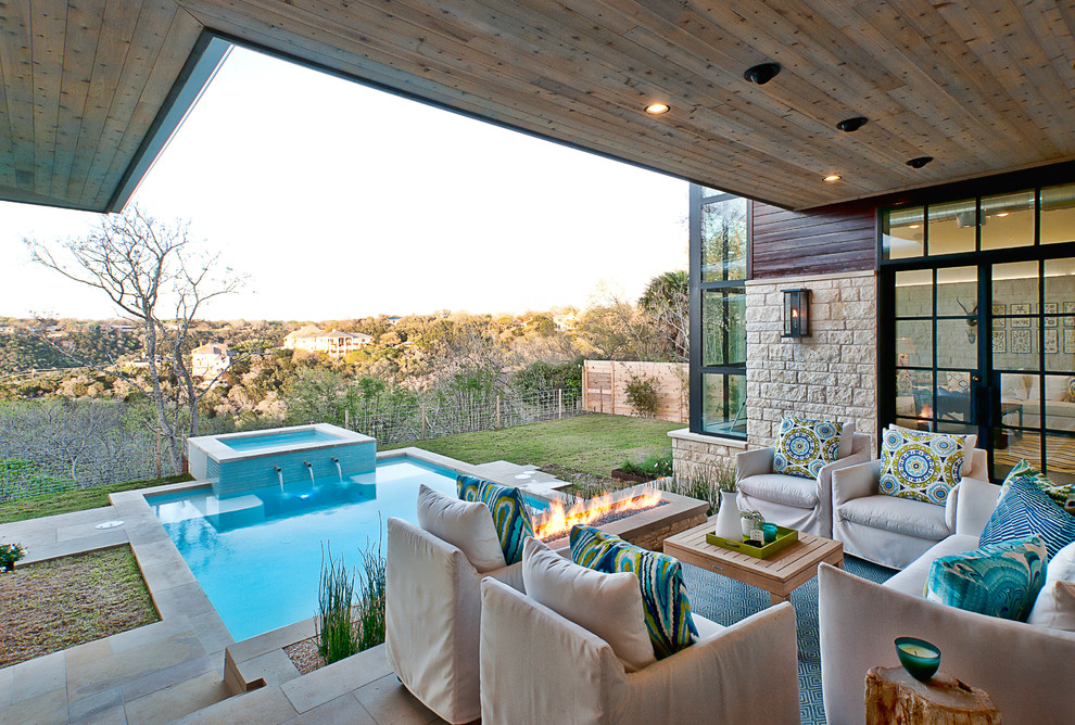 Moderner Patio mit Feuerstelle in Austin