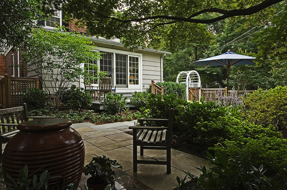 Modelo de patio clásico pequeño sin cubierta en patio trasero con fuente y adoquines de piedra natural