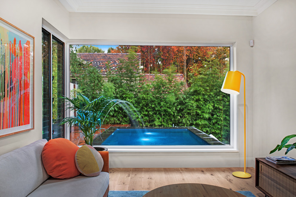 Kleiner, Unbedeckter Moderner Patio im Innenhof mit Wasserspiel und Dielen in Melbourne