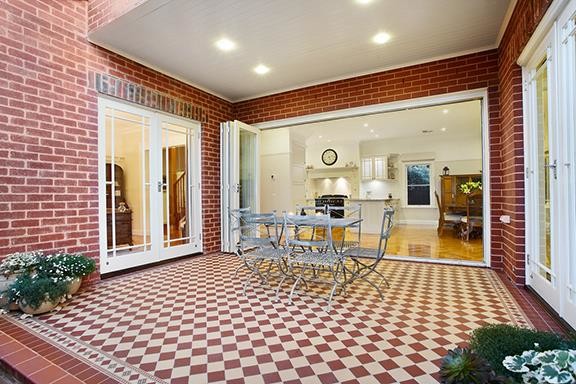 Источник вдохновения для домашнего уюта: двор среднего размера на внутреннем дворе в классическом стиле с покрытием из плитки и навесом