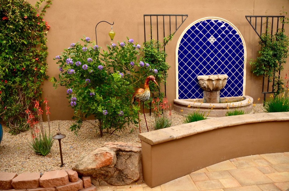 Пример оригинального дизайна: двор среднего размера на заднем дворе в стиле фьюжн с местом для костра и покрытием из плитки без защиты от солнца