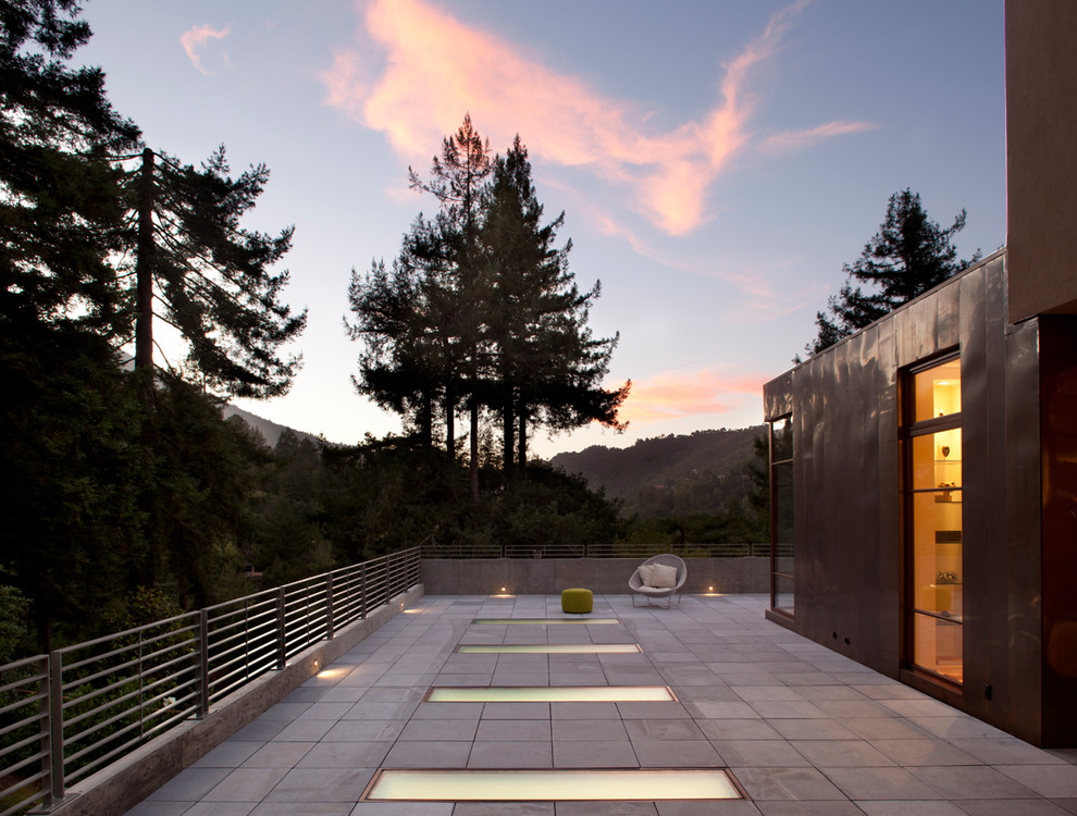 Свежая идея для дизайна: двор в стиле модернизм без защиты от солнца - отличное фото интерьера