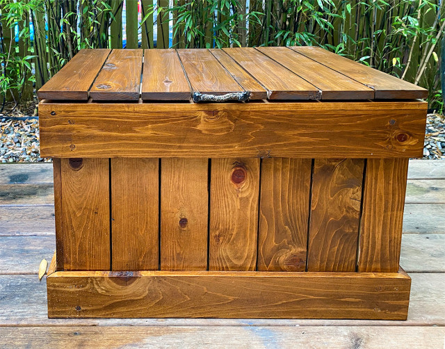 Cedar Ice Chest holds 48 gallon cooler Rustikal Patio Seattle von EW Custom