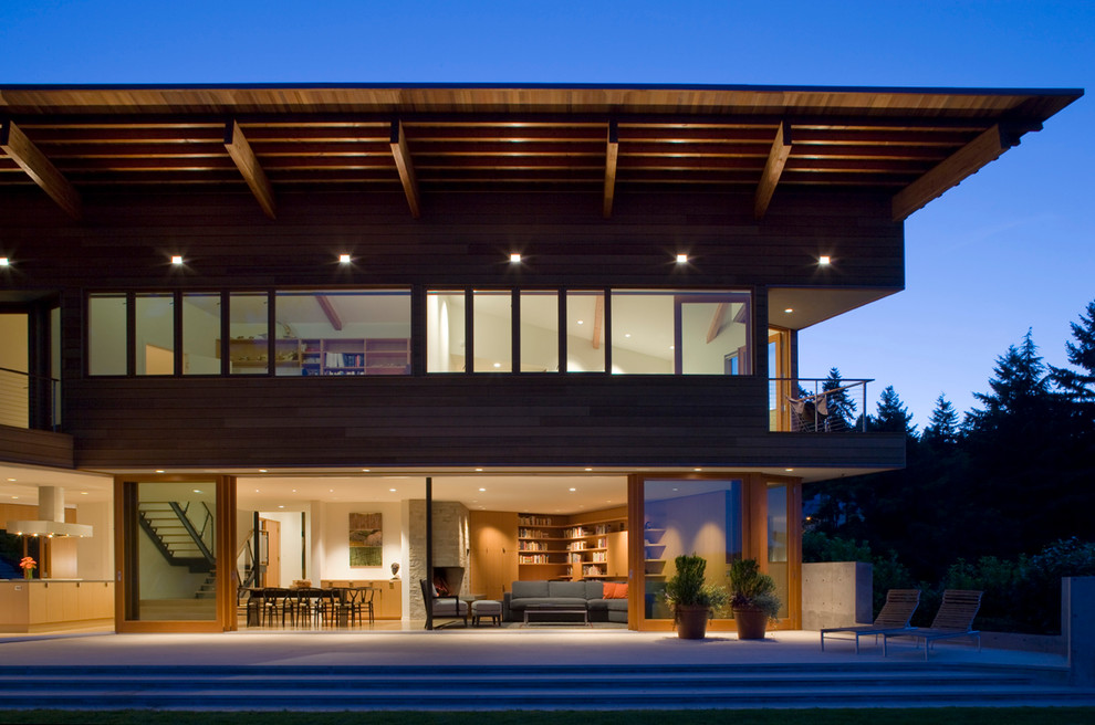 Großer, Überdachter Moderner Patio hinter dem Haus mit Natursteinplatten in Seattle
