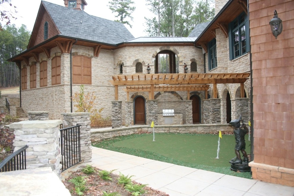 Esempio di un grande patio o portico stile americano nel cortile laterale con pavimentazioni in cemento e una pergola
