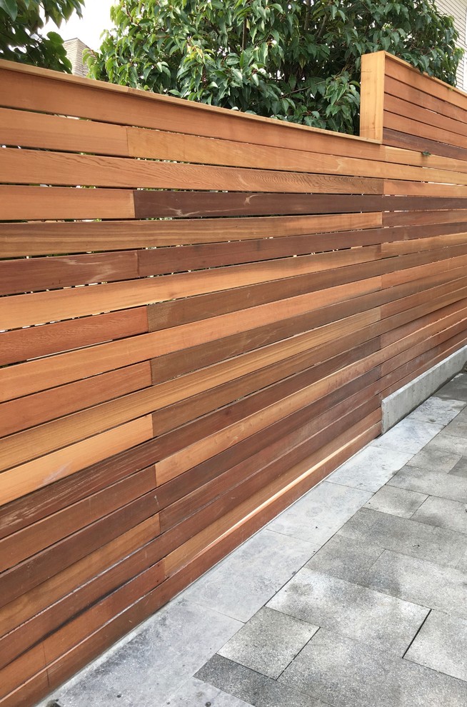 Großer, Unbedeckter Moderner Patio hinter dem Haus mit Natursteinplatten in Vancouver