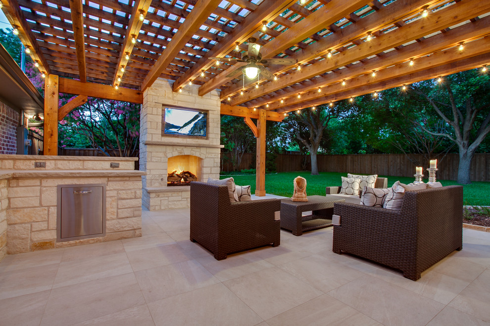 This is an example of a contemporary patio in Dallas.
