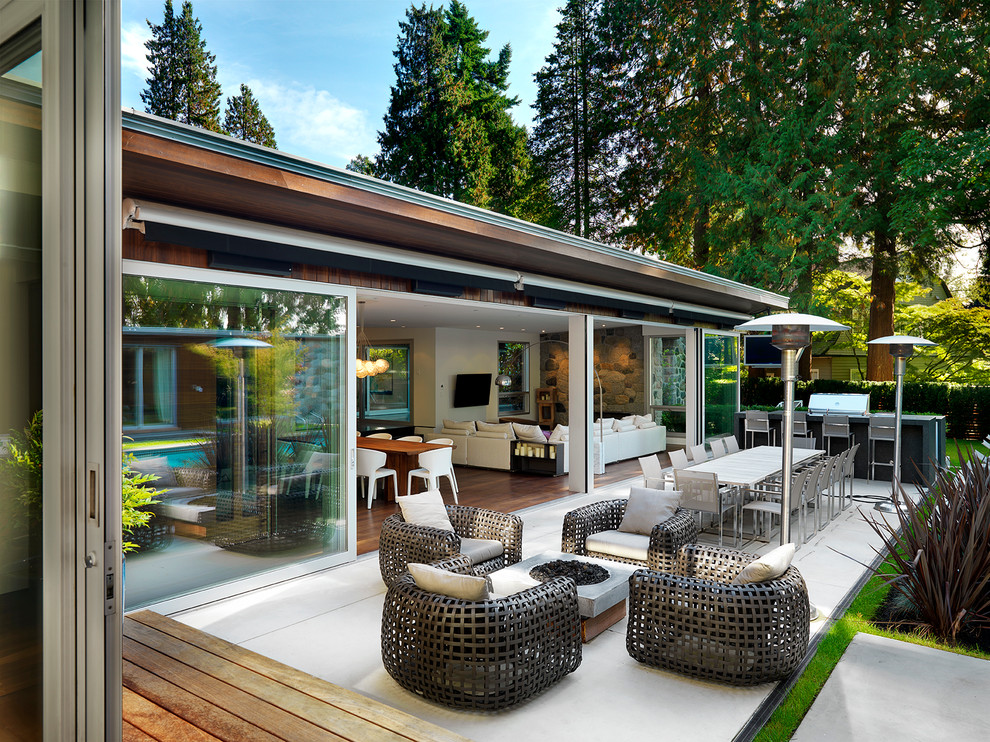 Идея дизайна: двор среднего размера на заднем дворе в стиле ретро с фонтаном, козырьком и покрытием из бетонных плит
