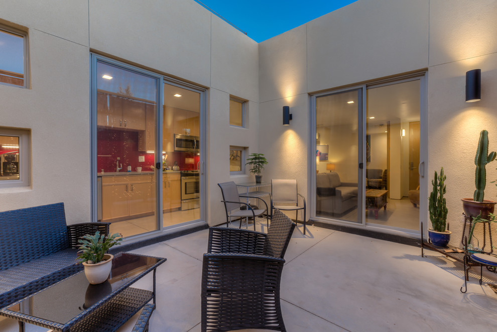Moderner Patio im Innenhof mit Betonplatten und Markisen in Albuquerque