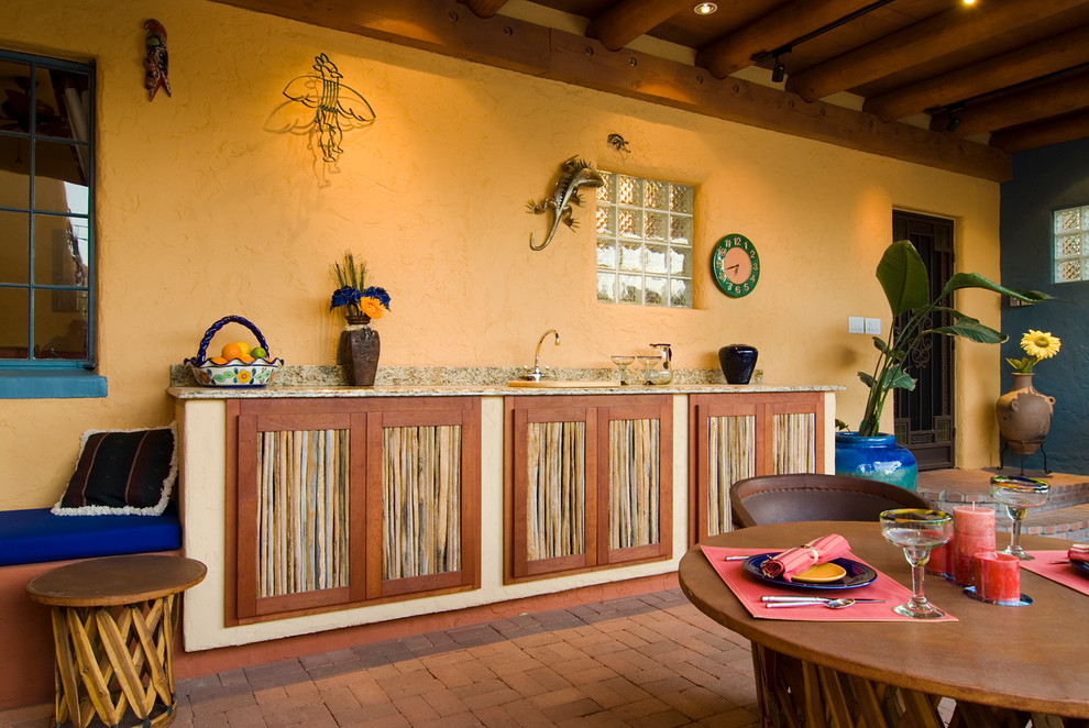 Imagen de patio mediterráneo de tamaño medio en patio con cocina exterior, adoquines de ladrillo y cenador