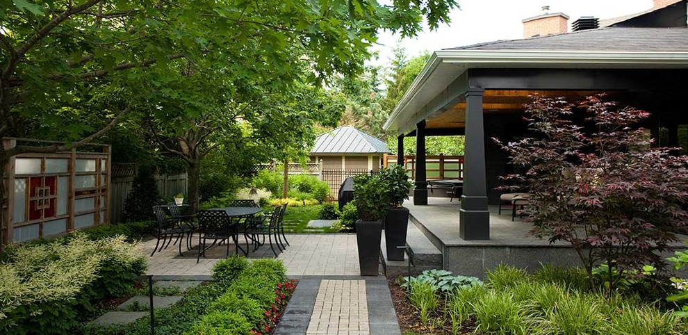 На фото: двор среднего размера на заднем дворе в современном стиле с покрытием из бетонных плит и навесом
