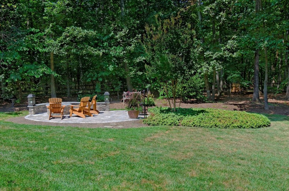 Diseño de patio clásico de tamaño medio sin cubierta en patio trasero con brasero y adoquines de hormigón