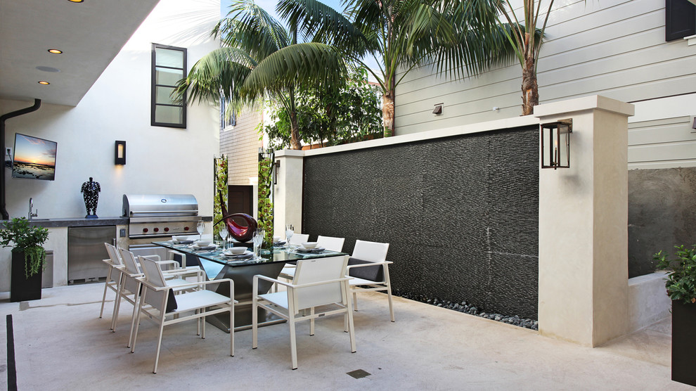 Пример оригинального дизайна: большой двор на заднем дворе в современном стиле с летней кухней, покрытием из бетонных плит и навесом