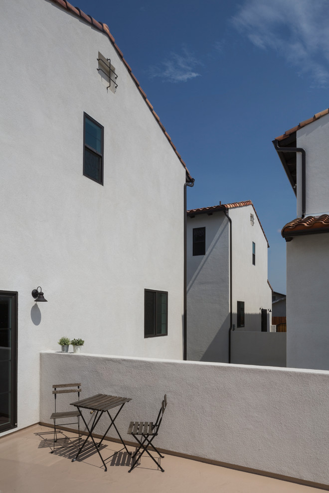 Mittelgroßer, Unbedeckter Mediterraner Patio hinter dem Haus mit Betonplatten in Los Angeles