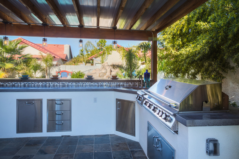 Großer, Gefliester Moderner Patio hinter dem Haus mit Outdoor-Küche und Markisen in Phoenix