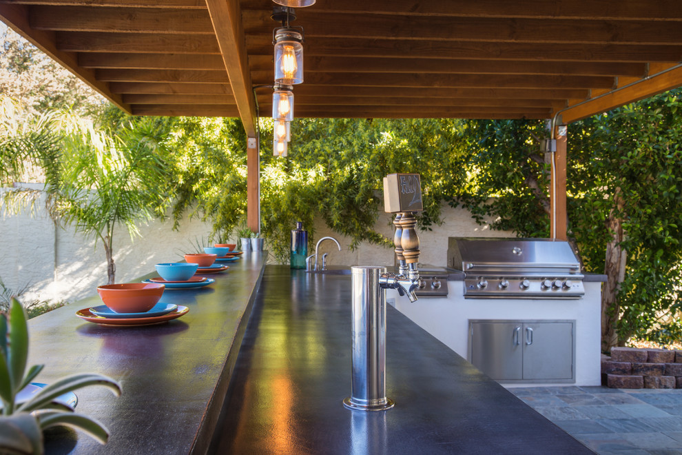 Großer, Gefliester Industrial Patio hinter dem Haus mit Outdoor-Küche und Markisen in Phoenix