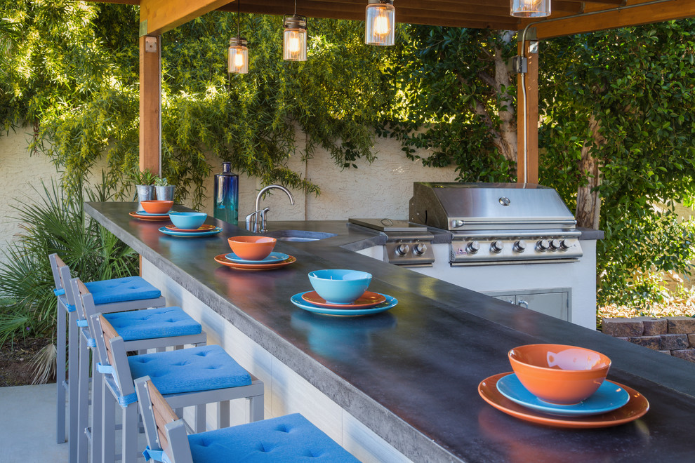 Idée de décoration pour une grande terrasse arrière minimaliste avec une cuisine d'été, du carrelage et un gazebo ou pavillon.