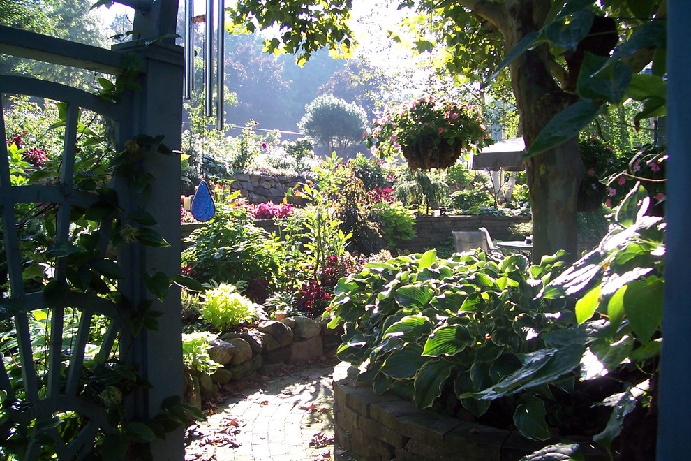 Inspiration för en mellanstor bakgård, med marksten i tegel och en vertikal trädgård