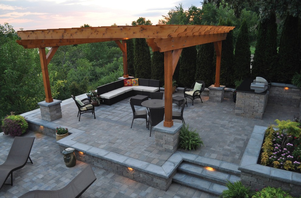 Photo of a contemporary patio in Chicago.
