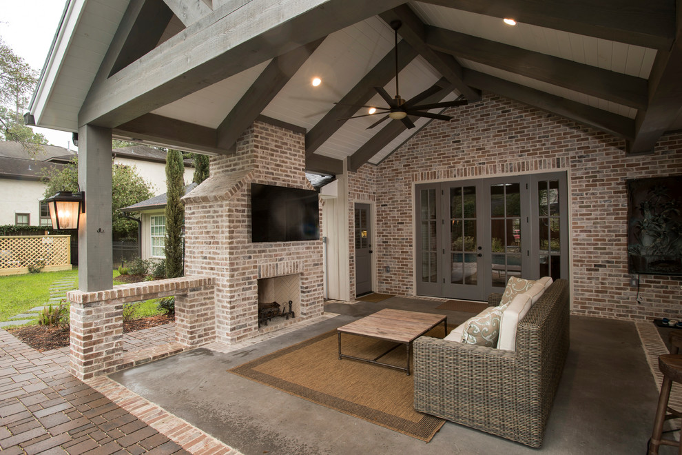 Стильный дизайн: большой двор на заднем дворе в классическом стиле с летней кухней, покрытием из бетонных плит и навесом - последний тренд