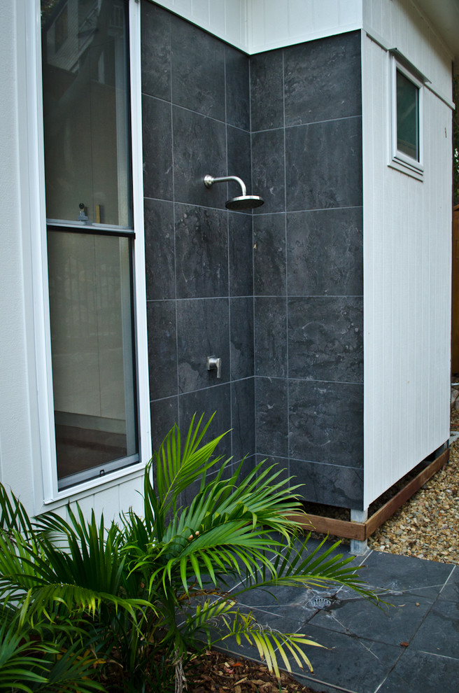 Imagen de patio actual pequeño sin cubierta en patio trasero con ducha exterior y adoquines de piedra natural