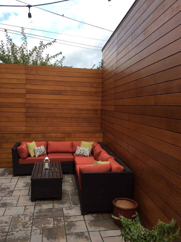 Inspiration pour une petite terrasse minimaliste avec des pavés en béton et aucune couverture.
