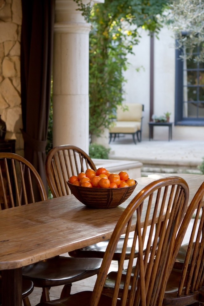 Example of a classic patio design in Los Angeles