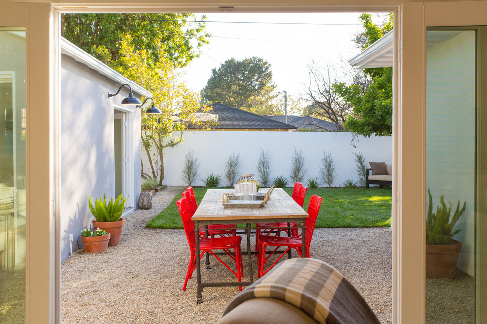 На фото: двор среднего размера на заднем дворе в стиле кантри с покрытием из гравия