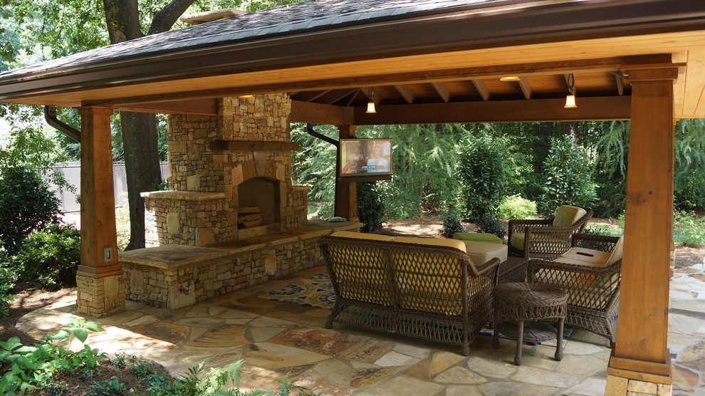 Foto de patio exótico grande en patio trasero con brasero, adoquines de piedra natural y cenador