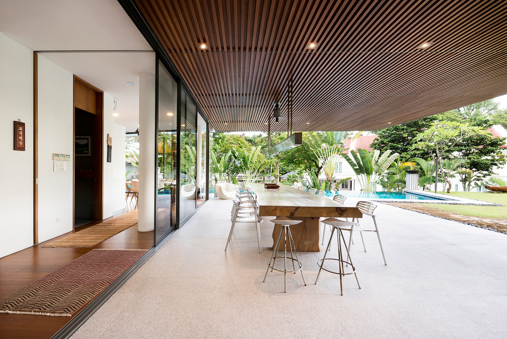Свежая идея для дизайна: двор на заднем дворе в современном стиле с мощением тротуарной плиткой и навесом - отличное фото интерьера