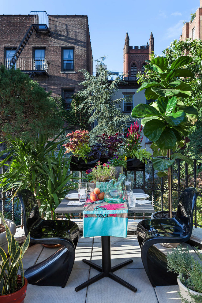 Photo of a small eclectic courtyard patio in New York.