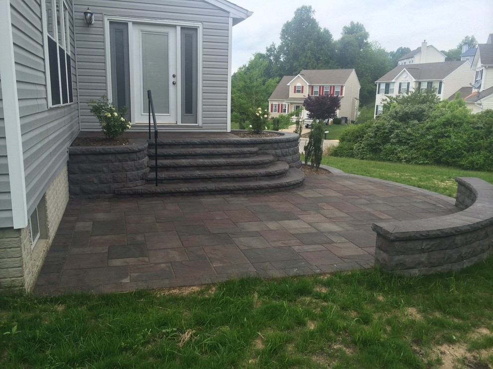 Foto di un piccolo patio o portico dietro casa con pavimentazioni in cemento