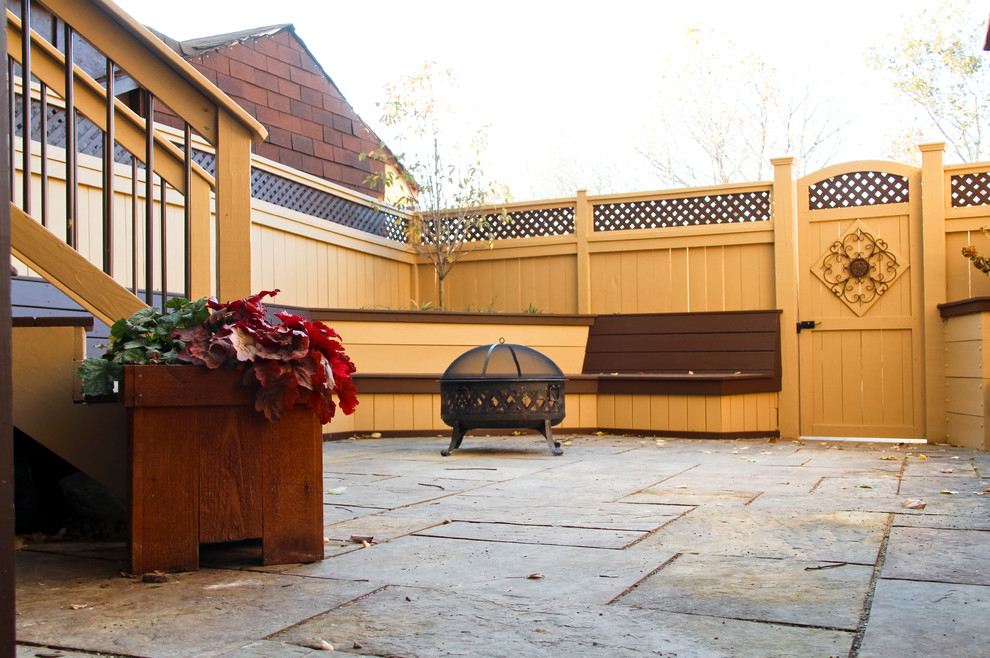 Diseño de patio contemporáneo de tamaño medio sin cubierta en patio trasero con brasero y adoquines de piedra natural
