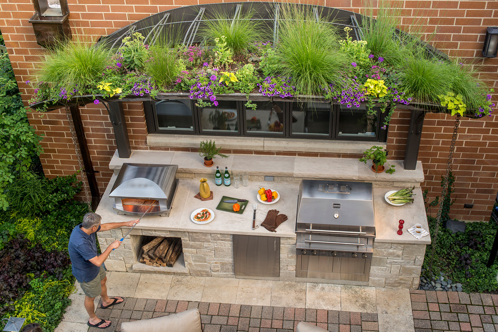 Cette image montre une petite terrasse arrière traditionnelle avec une cuisine d'été et des pavés en brique.