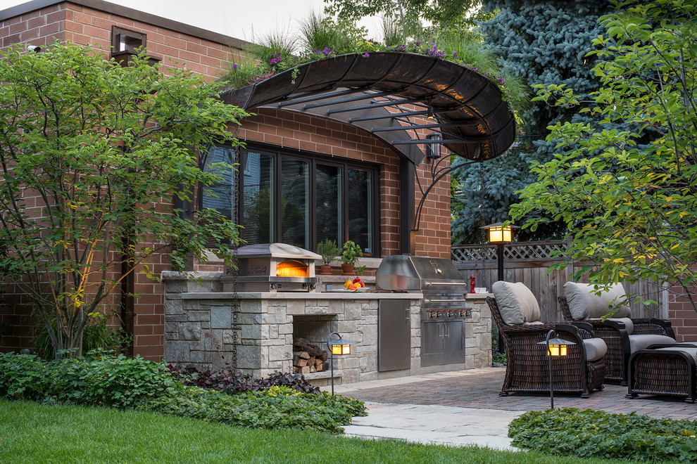 Imagen de patio clásico pequeño en patio trasero con cocina exterior y adoquines de ladrillo