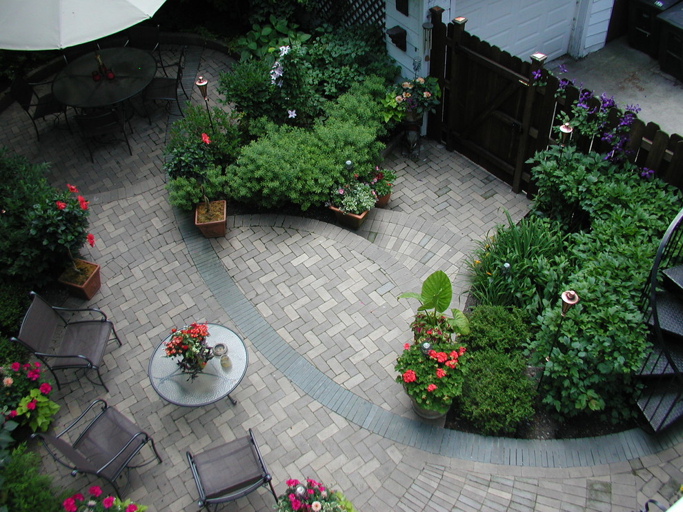 Esempio di un piccolo patio o portico contemporaneo dietro casa con un giardino in vaso, pavimentazioni in mattoni e nessuna copertura