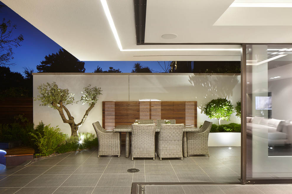 Стильный дизайн: двор среднего размера на заднем дворе в современном стиле - последний тренд
