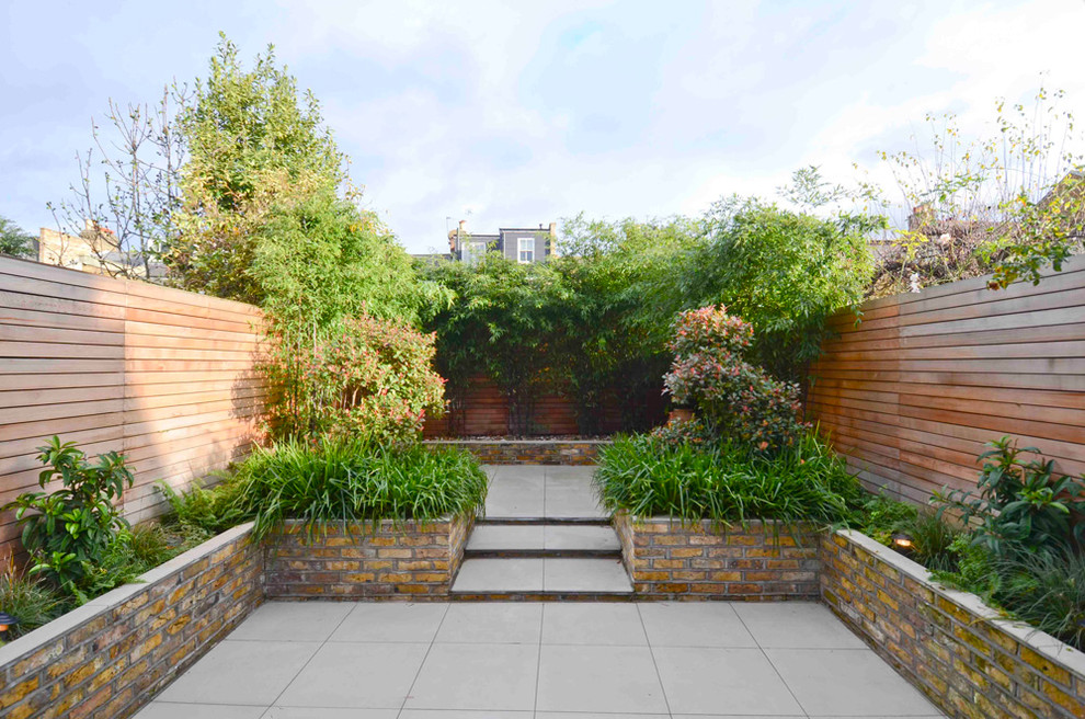 Пример оригинального дизайна: маленький двор в классическом стиле с растениями в контейнерах для на участке и в саду
