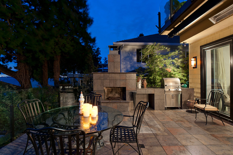 На фото: двор среднего размера на заднем дворе в современном стиле с летней кухней и покрытием из каменной брусчатки без защиты от солнца