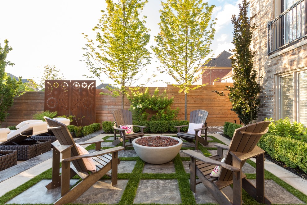 Imagen de patio clásico renovado sin cubierta en patio trasero con brasero y suelo de baldosas