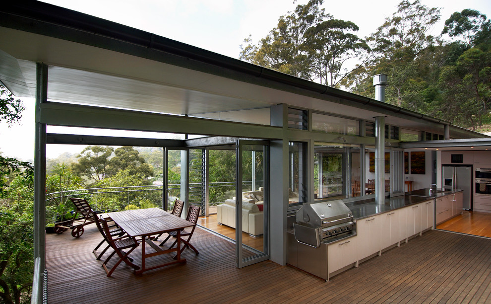 Diseño de patio contemporáneo de tamaño medio en anexo de casas y patio con cocina exterior y entablado