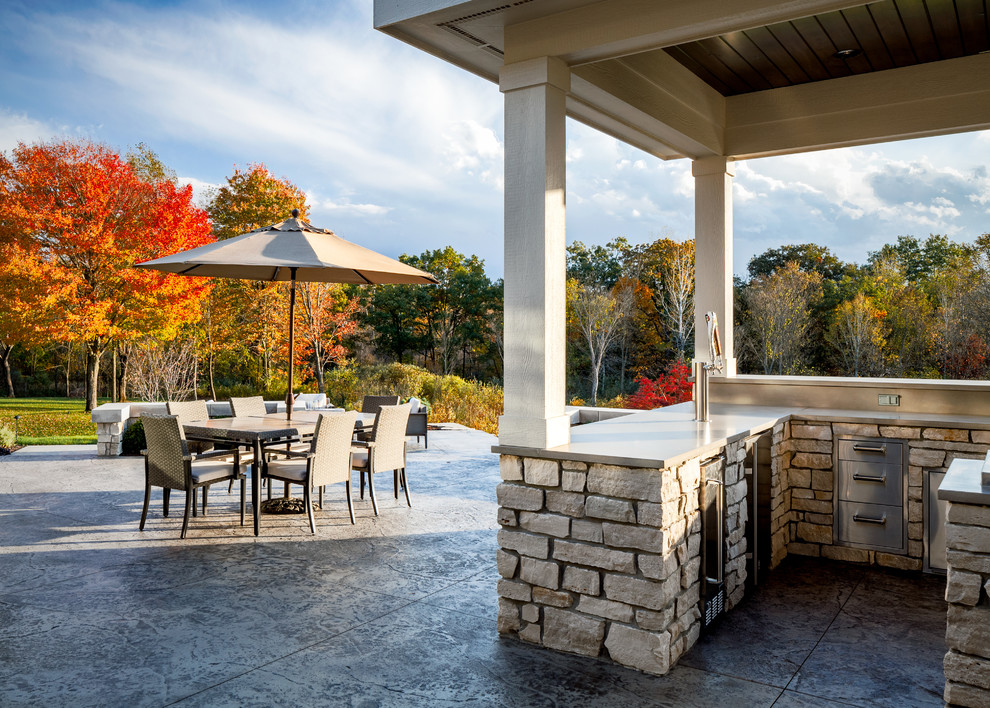 Aménagement d'une grande terrasse arrière classique avec une cuisine d'été, du béton estampé et un gazebo ou pavillon.