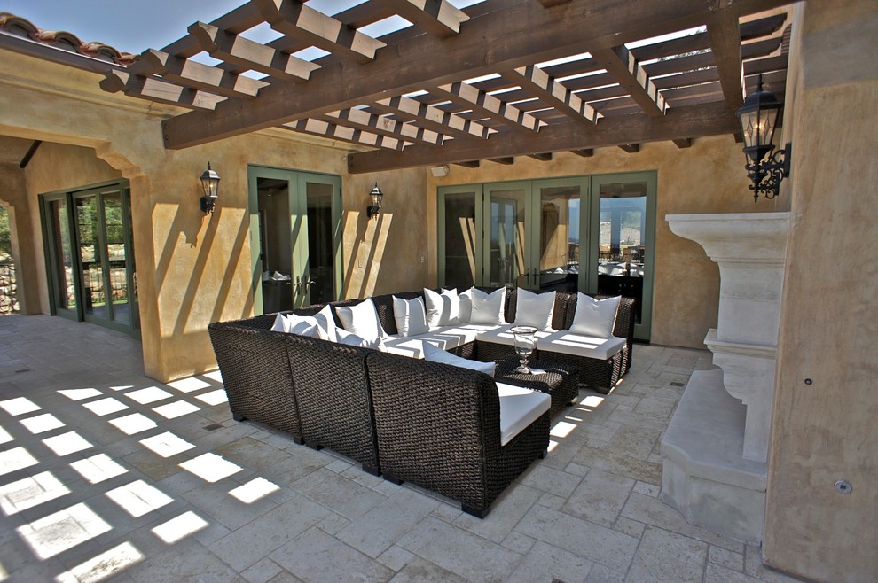 Стильный дизайн: большой двор на боковом дворе в средиземноморском стиле с местом для костра, покрытием из каменной брусчатки и козырьком - последний тренд