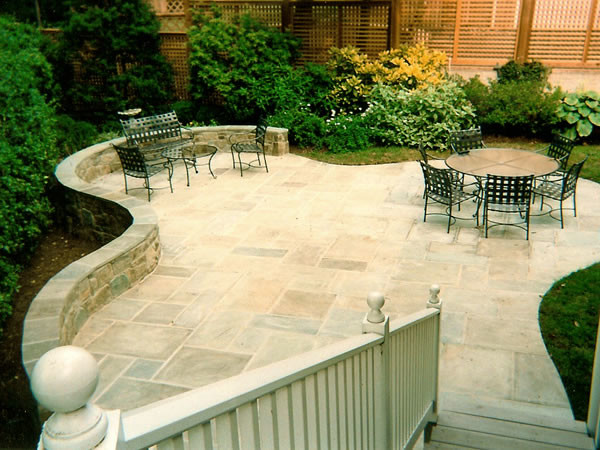 Modelo de patio contemporáneo de tamaño medio sin cubierta en patio trasero con adoquines de piedra natural