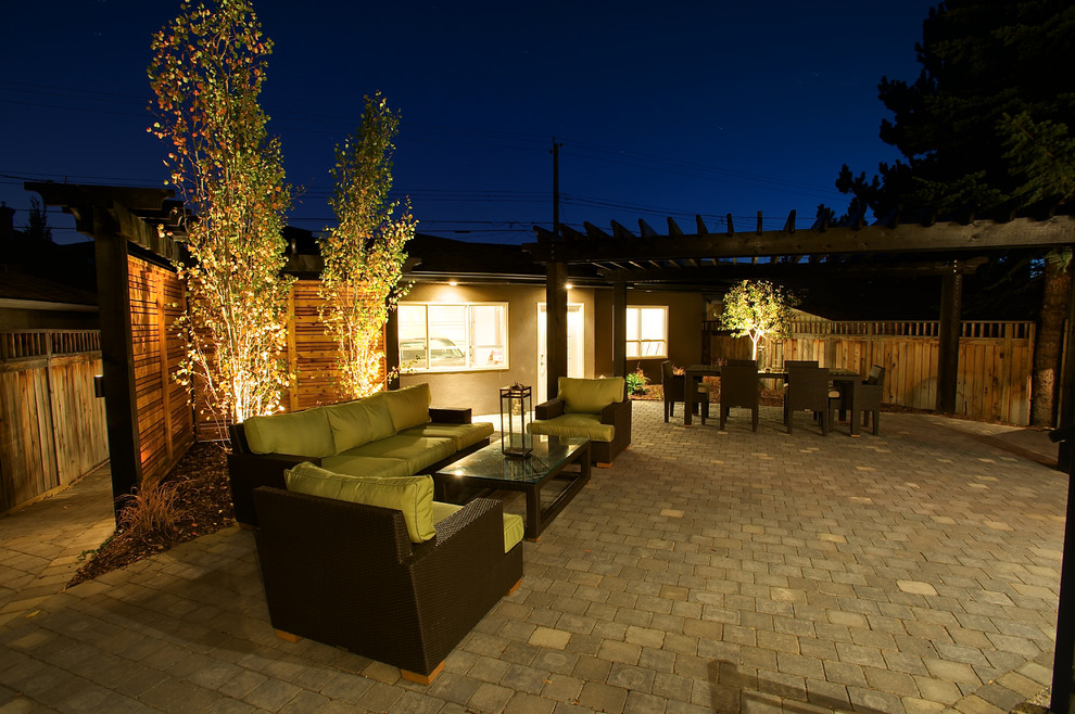 Foto de patio grande en patio trasero con cocina exterior, adoquines de ladrillo y pérgola