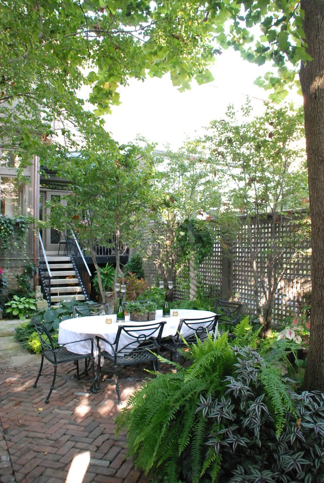 Idee per un patio o portico tradizionale dietro casa