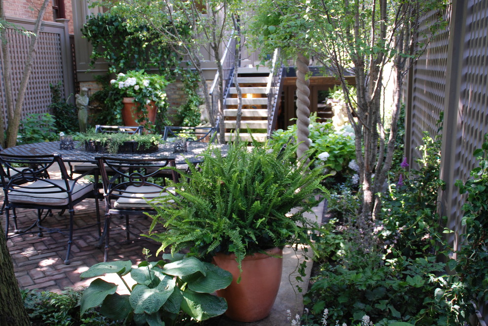 Inspiration for a traditional patio in Chicago.