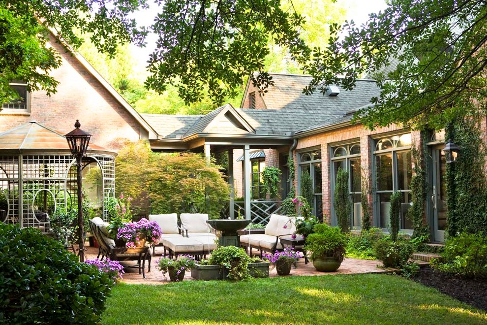 Foto de patio clásico grande en patio con cenador, fuente y adoquines de ladrillo