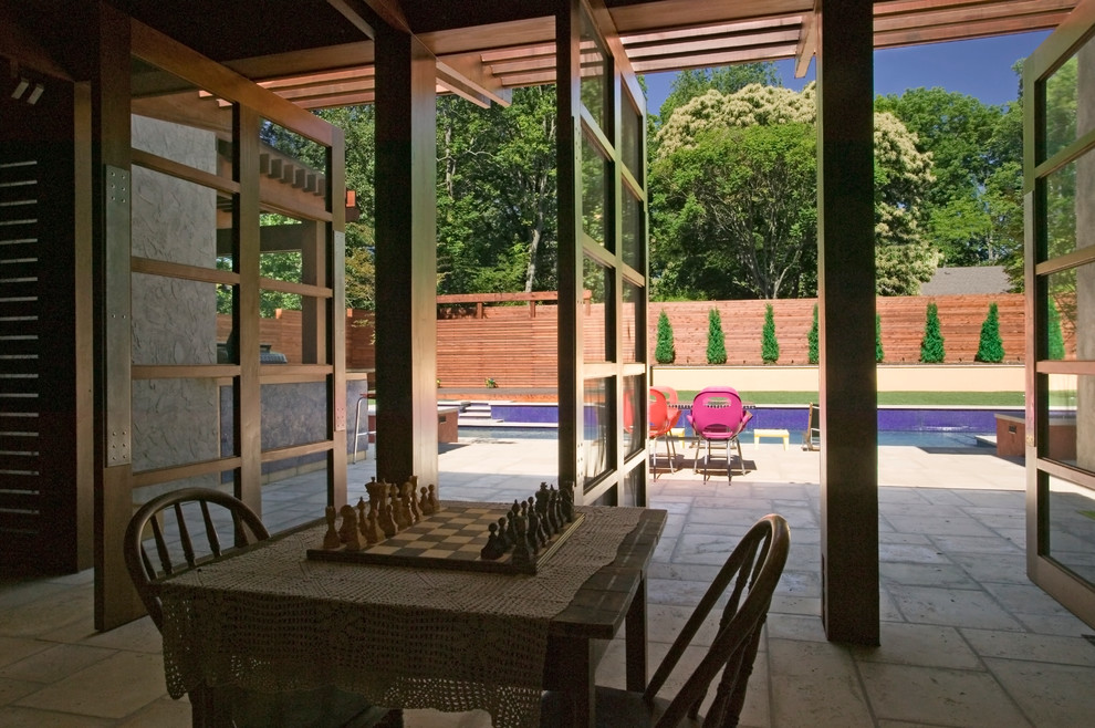 Esempio di un patio o portico design con una pergola