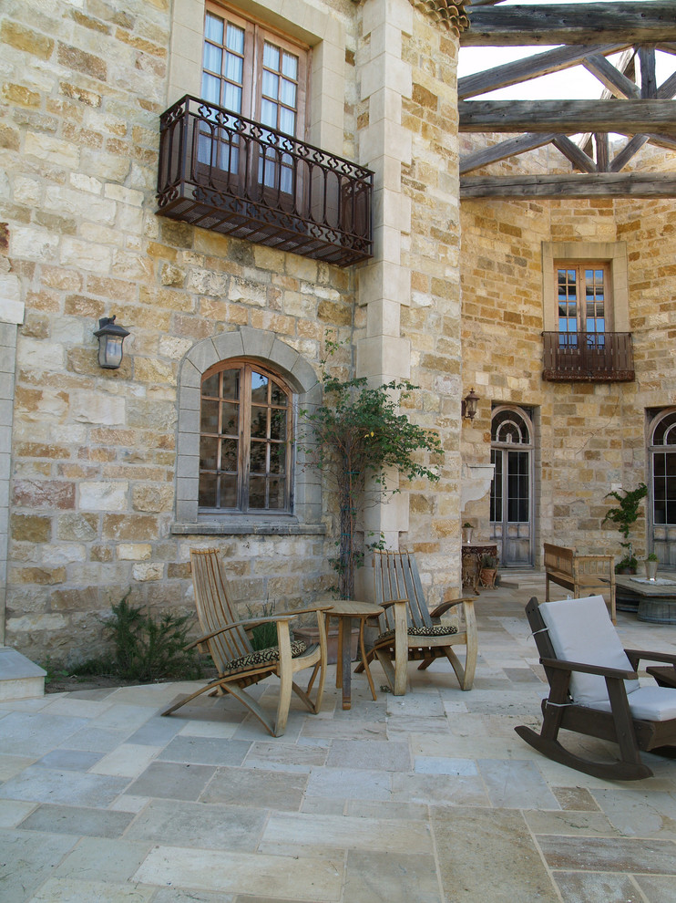 На фото: двор в средиземноморском стиле без защиты от солнца
